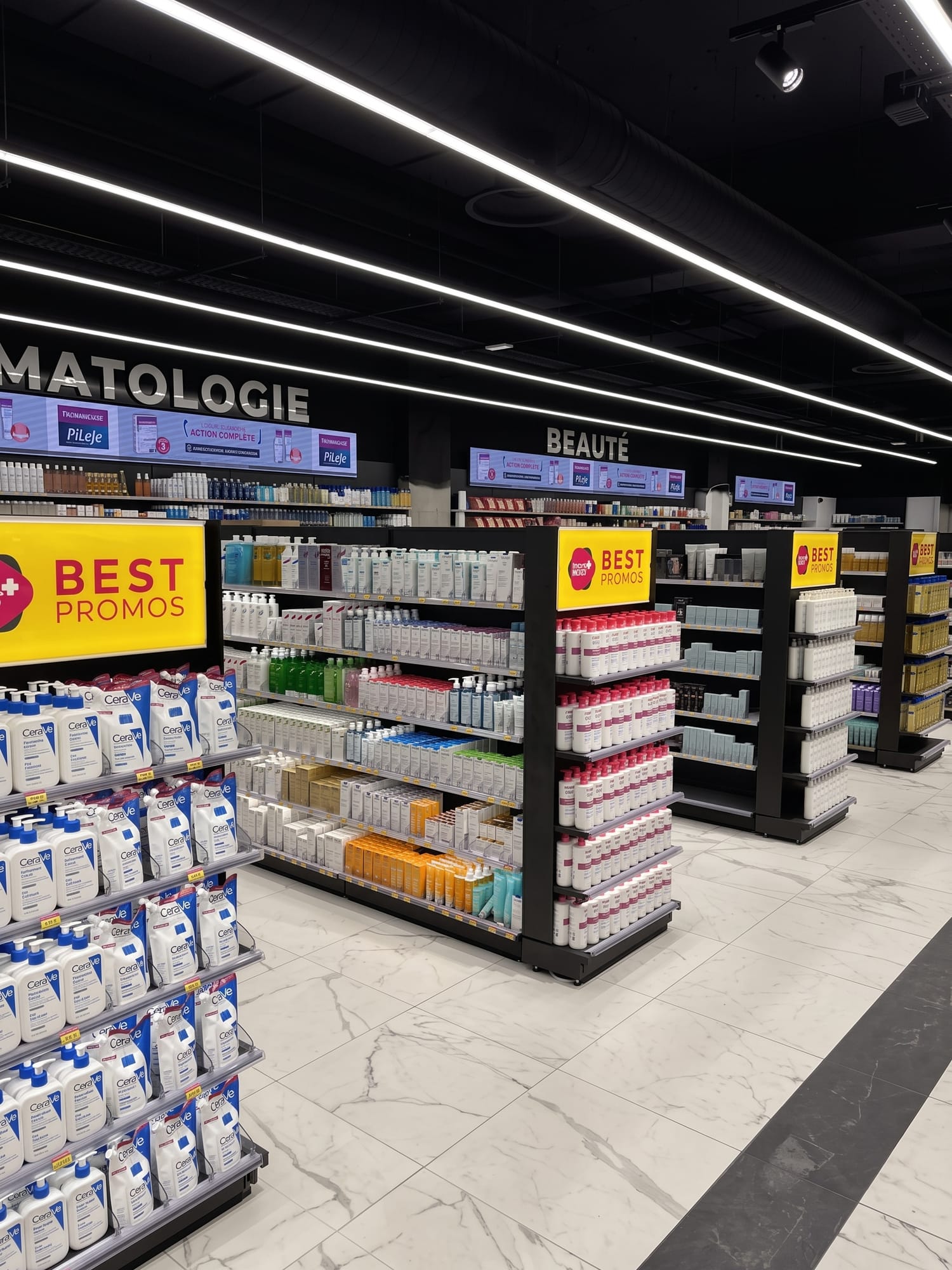 Gondoles et univers dermatologie de la Pharmacie Les Terrasses du Port