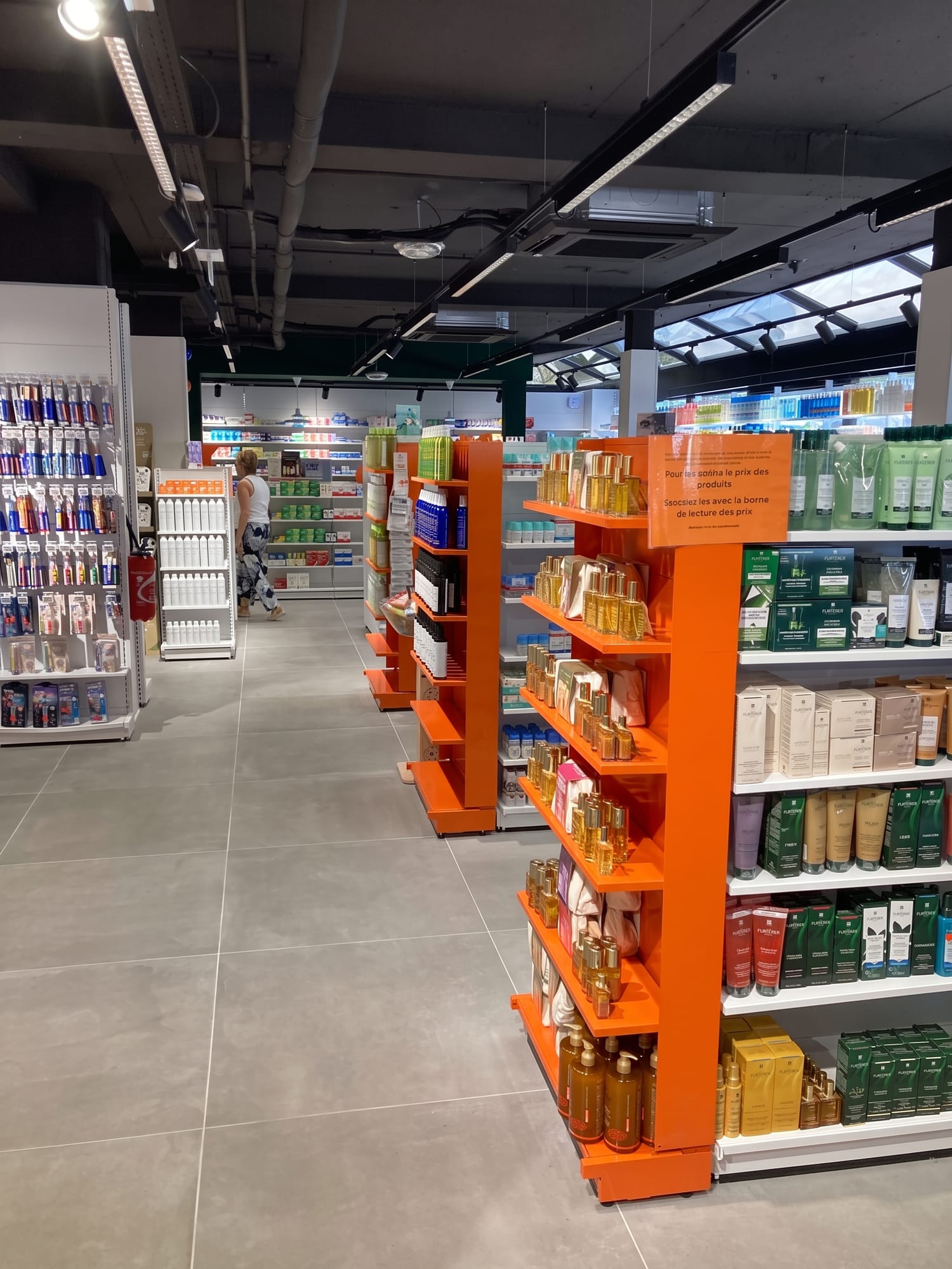 Allée et gondoles orange de la Pharmacie Errera
