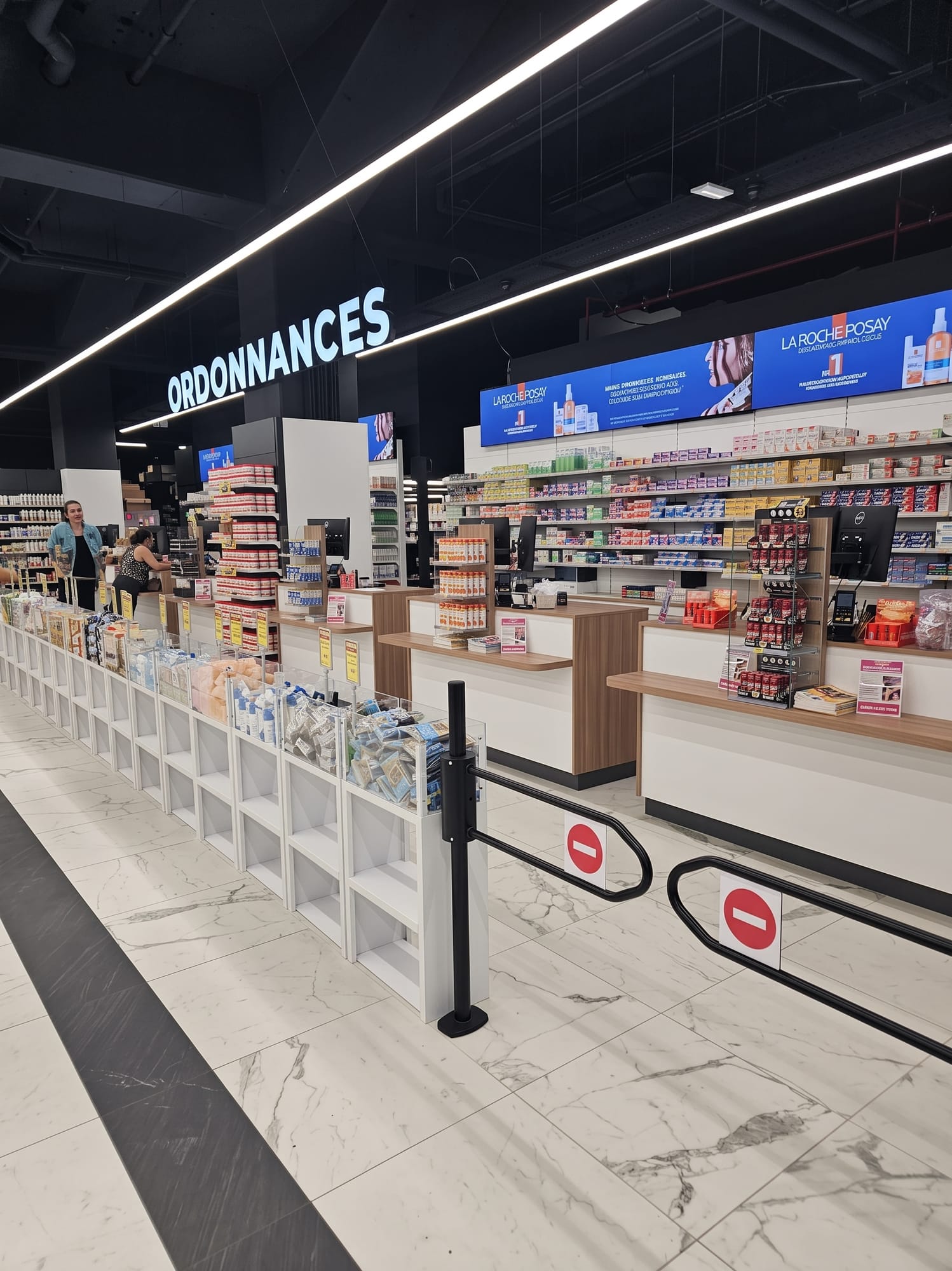Espace ordonnances et comptoirs de la Pharmacie Les Terrasses du Port