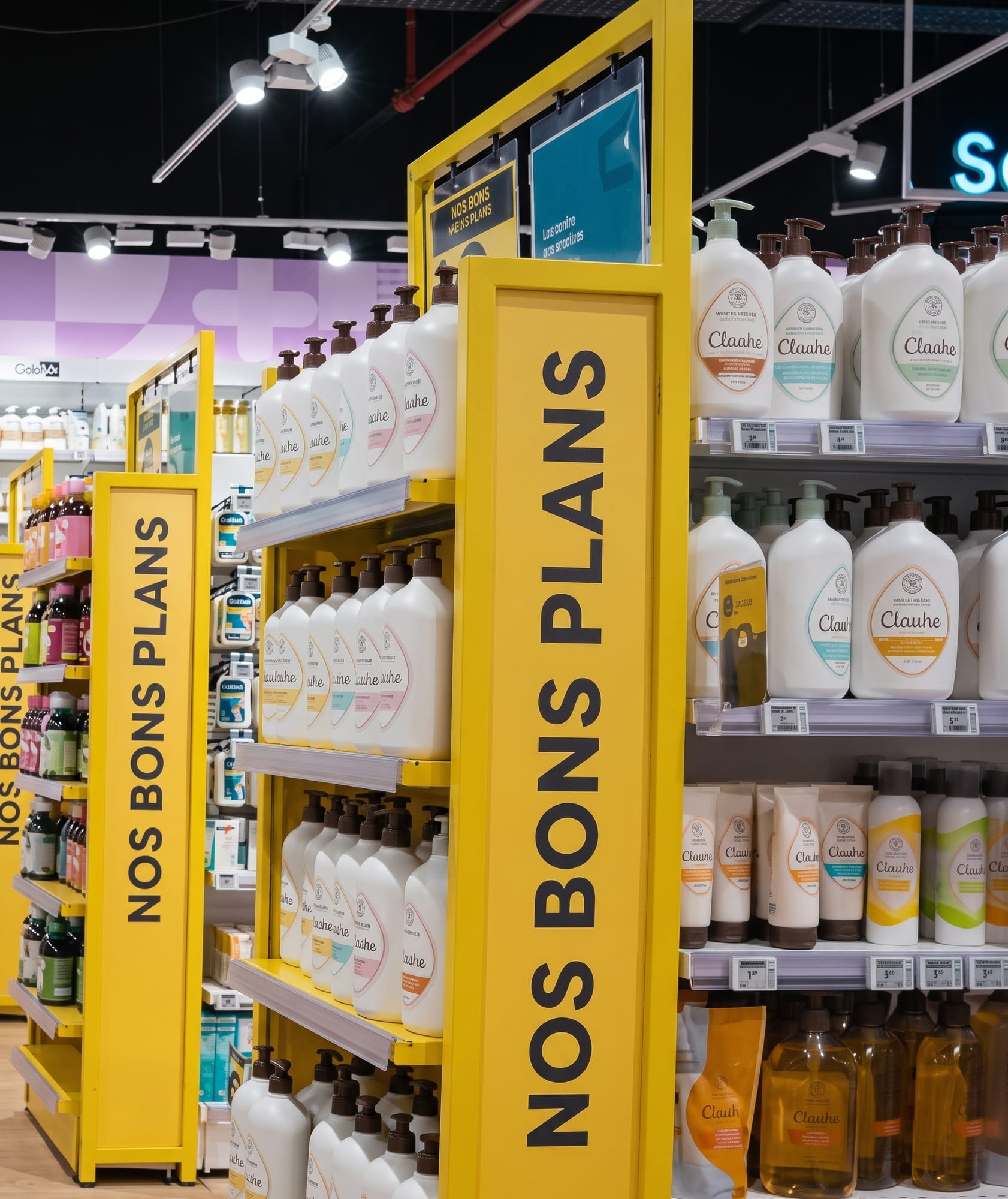 Têtes de gondole jaunes « Nos bons plans » de la Pharmacie Centre Deux
